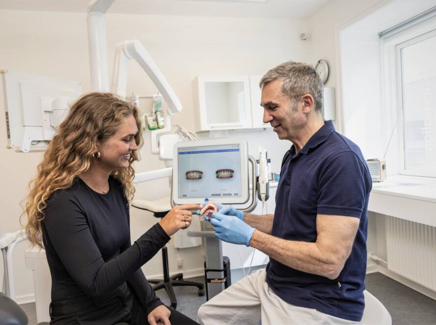 Med Invisalign kan du droppe frugten for at få bøjle på.