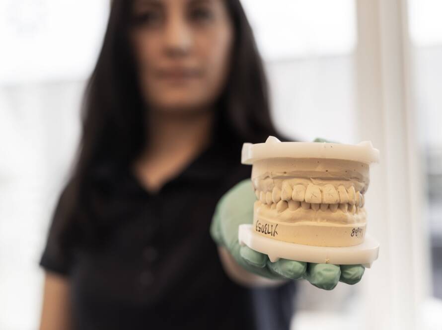 Man kan ikke få lige tænder uden bøjle, men man kan undgå mange gener med Invisalign.