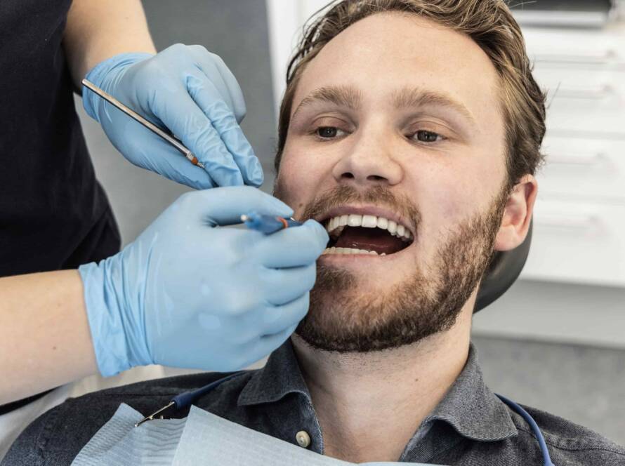 Pleje af gule tænder hos tandlægen