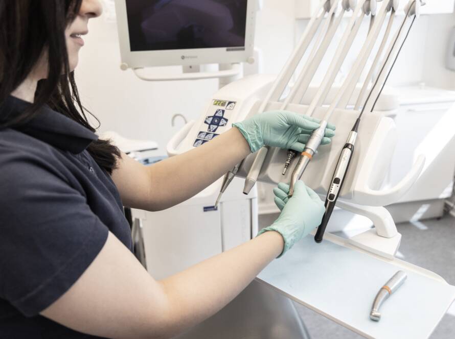 instrumenter hos tandlæge til blandt andet tjek at smerter i tænderne
