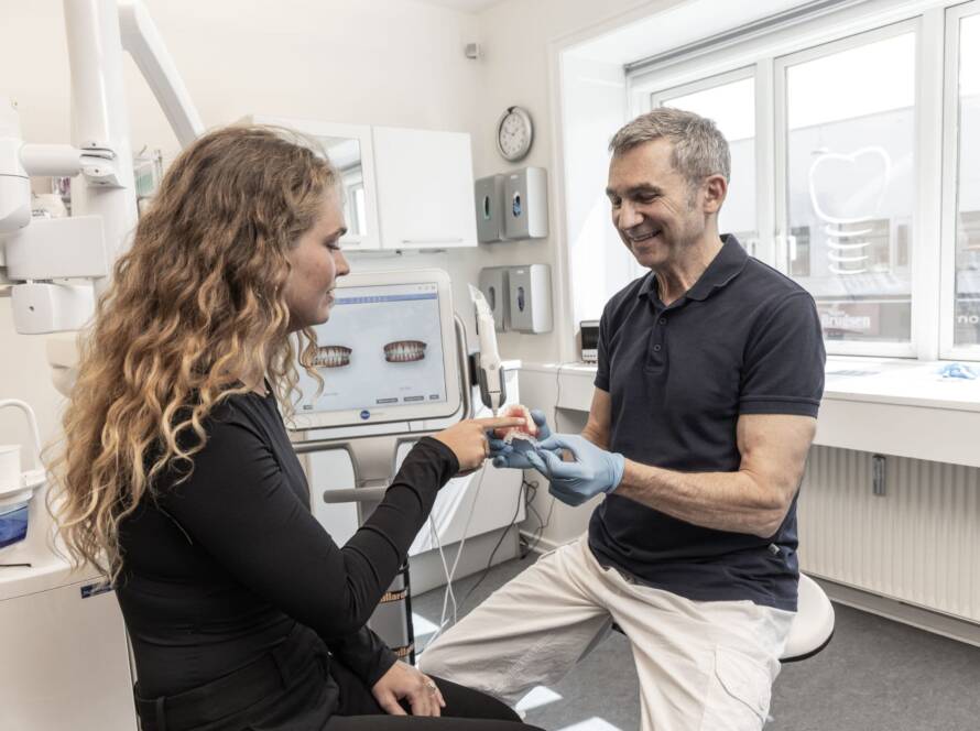 Tandlæge fortæller om behandling af overbid med Invisalign
