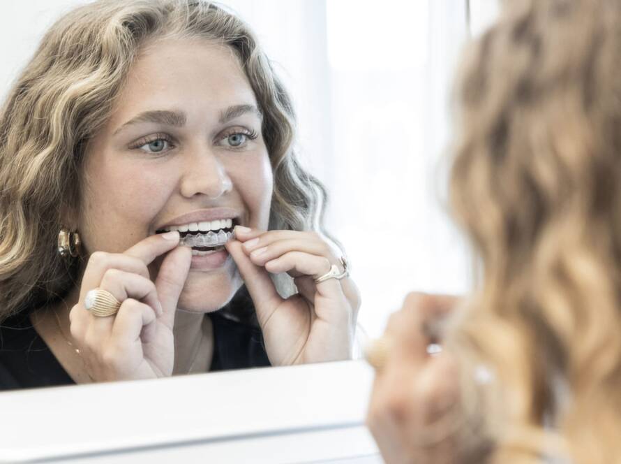 Kvinde med rengjorte invisalign skinner
