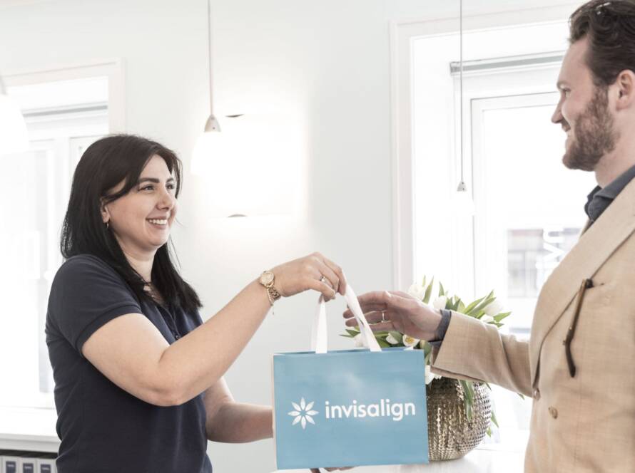 Udlevering af Invisalign-skinner og Invisalign-elastik