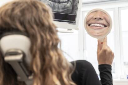 Invisalign-patient efter brug af Invisalign attachments