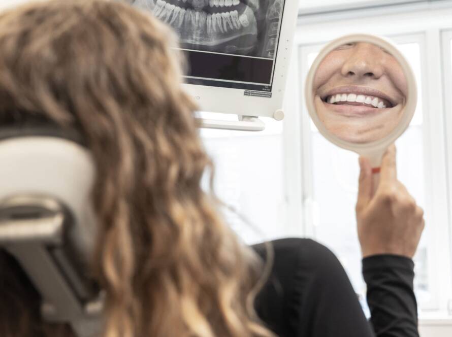 Invisalign-patient efter brug af Invisalign attachments