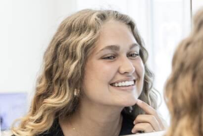 Invisalign-patient kigger i spejlet