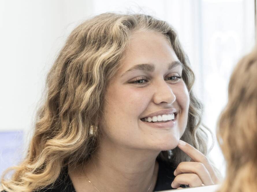 Invisalign-patient kigger i spejlet