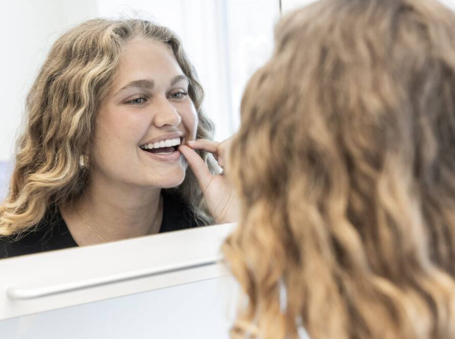 Kvinde tager Invisalign skinne ud